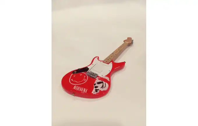 GITARA MINIATURKA W STYLU KURT COBAIN, NIRVANA MGT-0277 - 24,4 CM